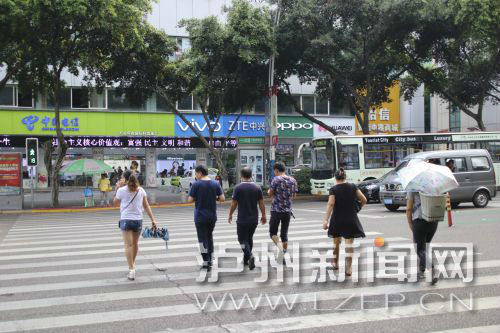 絕大多數(shù)市民都做到了自覺(jué)禮讓斑馬線，不橫穿馬路，不翻越欄桿，做到車讓人、人讓車